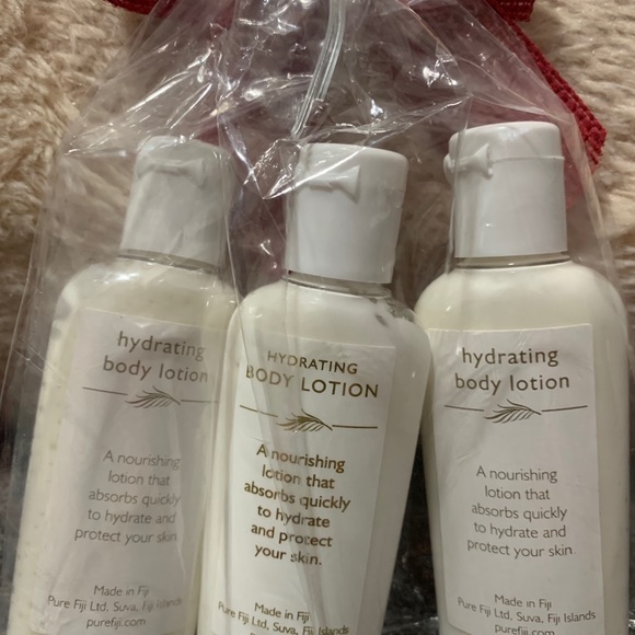 Set of 3 hydrating body lotion by pure fiji - Picture 2 of 2